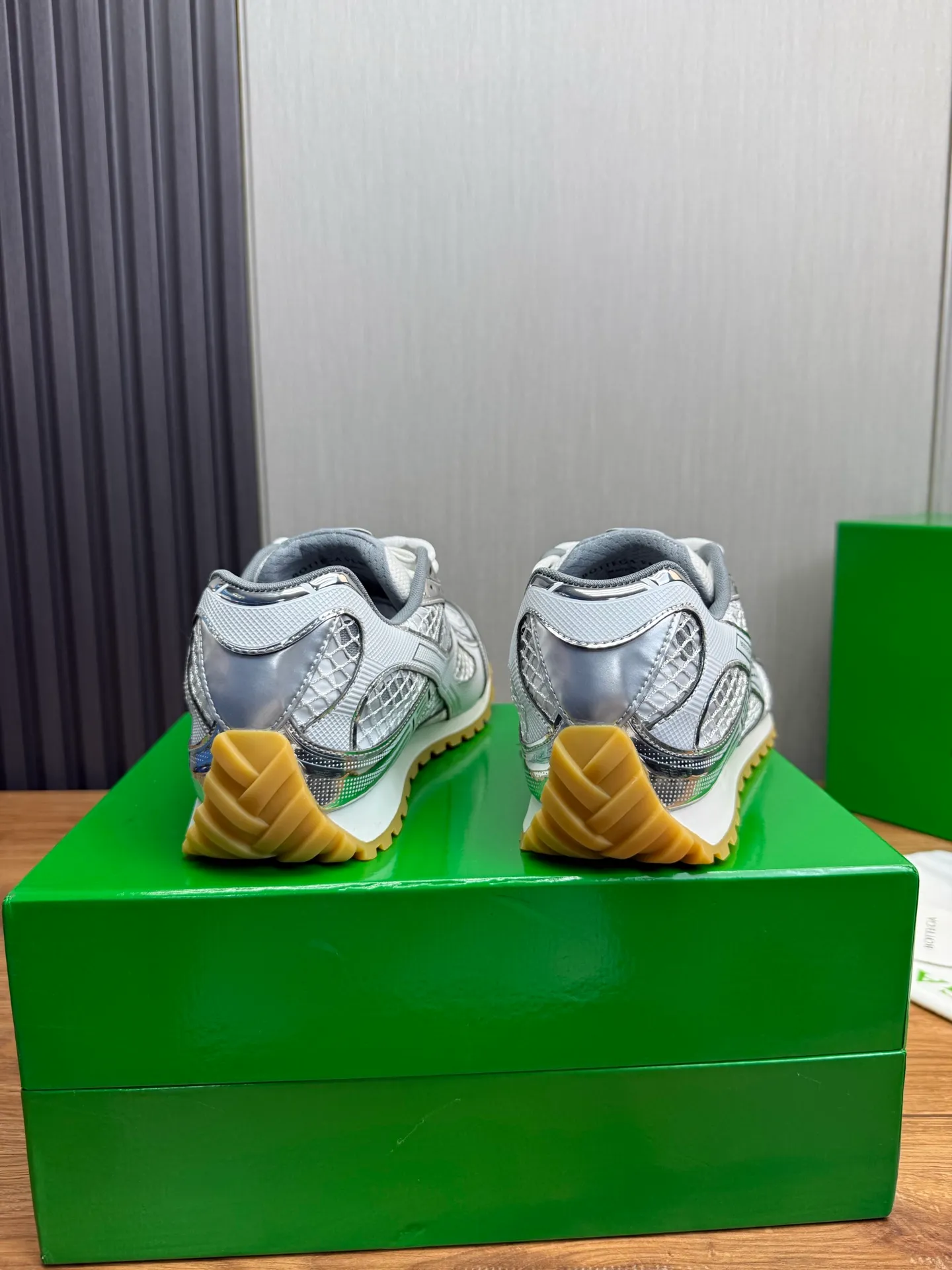 Men's men's shoes 💰620💰 BV top version 𝘽𝙊𝙏𝙏𝙀𝙂𝘼 𝙑𝙀𝙉𝙀𝙏𝘼 Orbit sneakers Wang Yibo same style couple style dad shoes 🩷💚 Runner sneakers, made of lightweight technical mesh fabric. Features a geometric patterned rubber outsole. Pay attention to the package craftsmanship ❕ High version shipping ❗️ Very nice, durable to play with and durable to make ✔️ Standard version 💯💯 The outsole is made of color-blocked TPU outsole. Women’s model 35-41 (40 41 customized) Men’s model 39-46 (45.46 customized) Equipped with original packaging